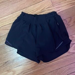 Black lululemon 4” low rise hottie hots - size 4